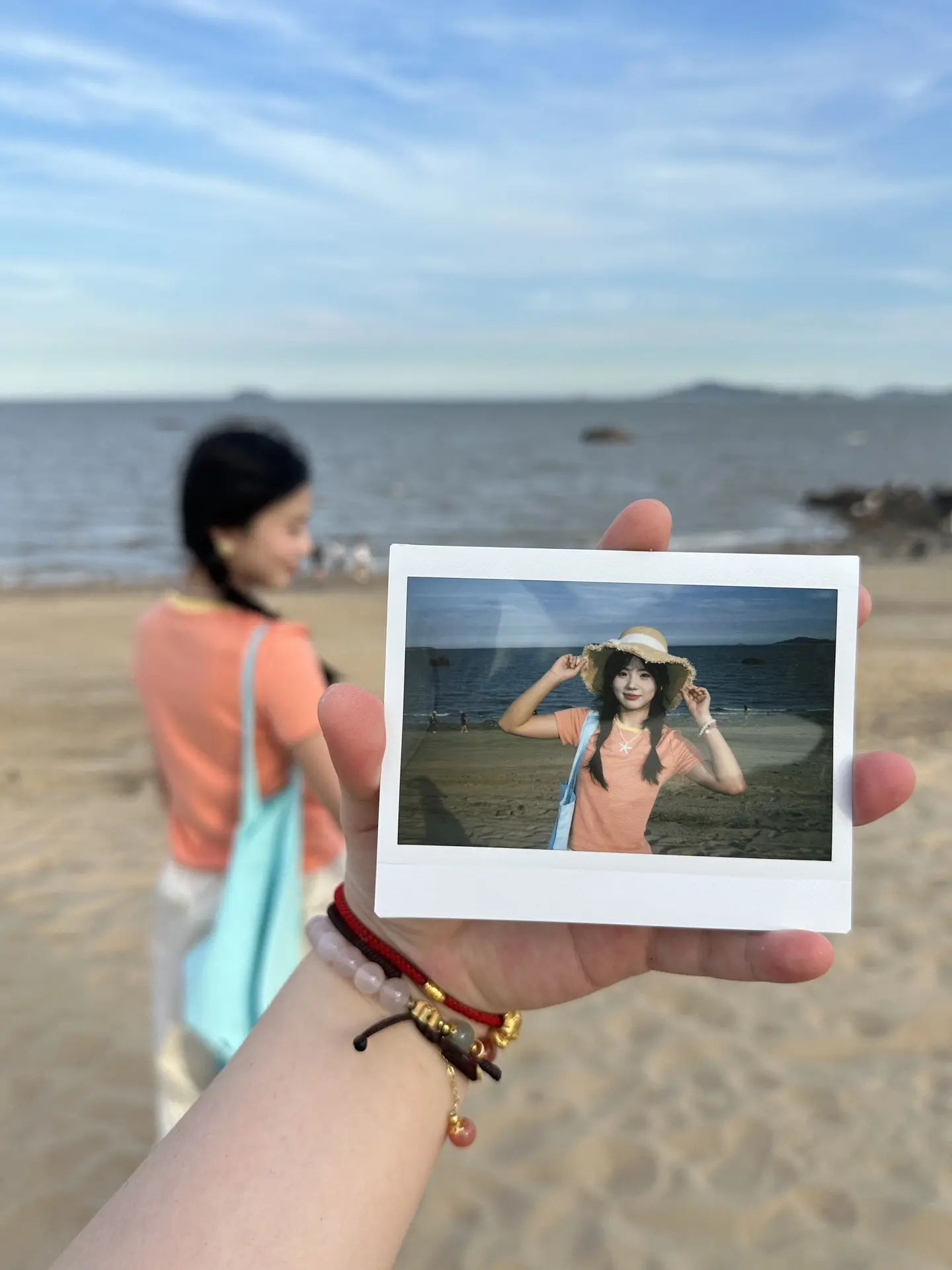 她留给你是背影。