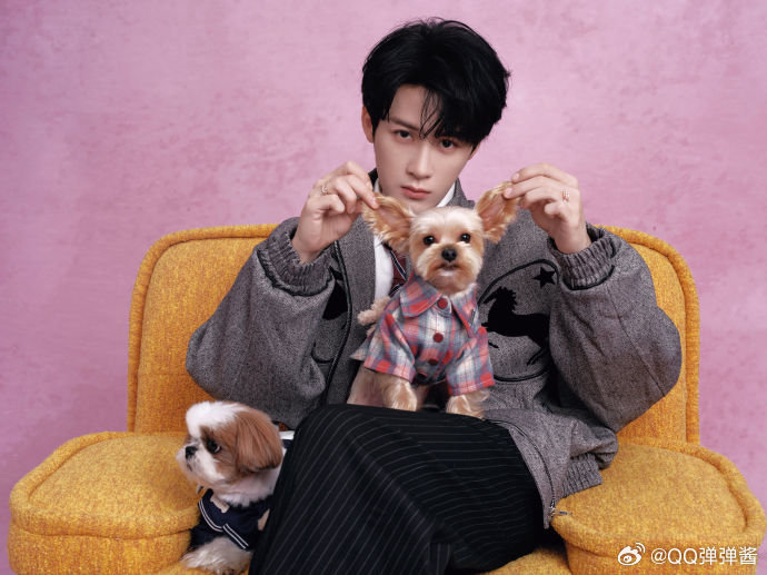 檀健次葱茏自生檀健次唯心见春葱茏自生  唯心见春，葱茏自生，檀健次眉眼温润从容，