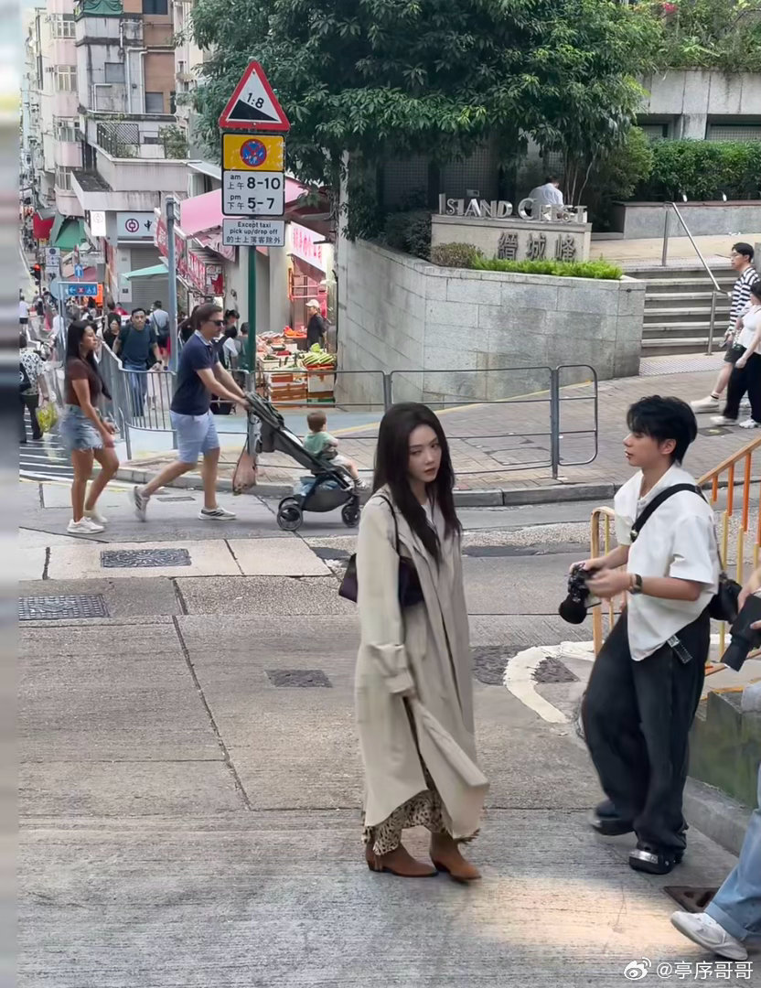 香港偶遇蔡文静 在香港拍vlog意外邂逅街拍中的蔡文静✨居然刚好同框拍同一个景色