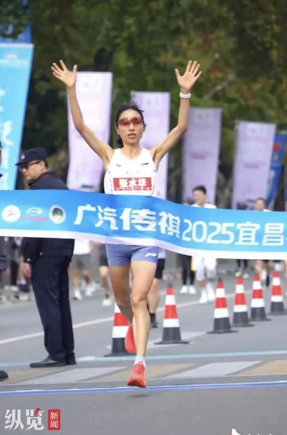 11月2日，2025宜昌马拉松鸣枪开跑。据多位现场网友拍摄的视频显示，曾因“调休