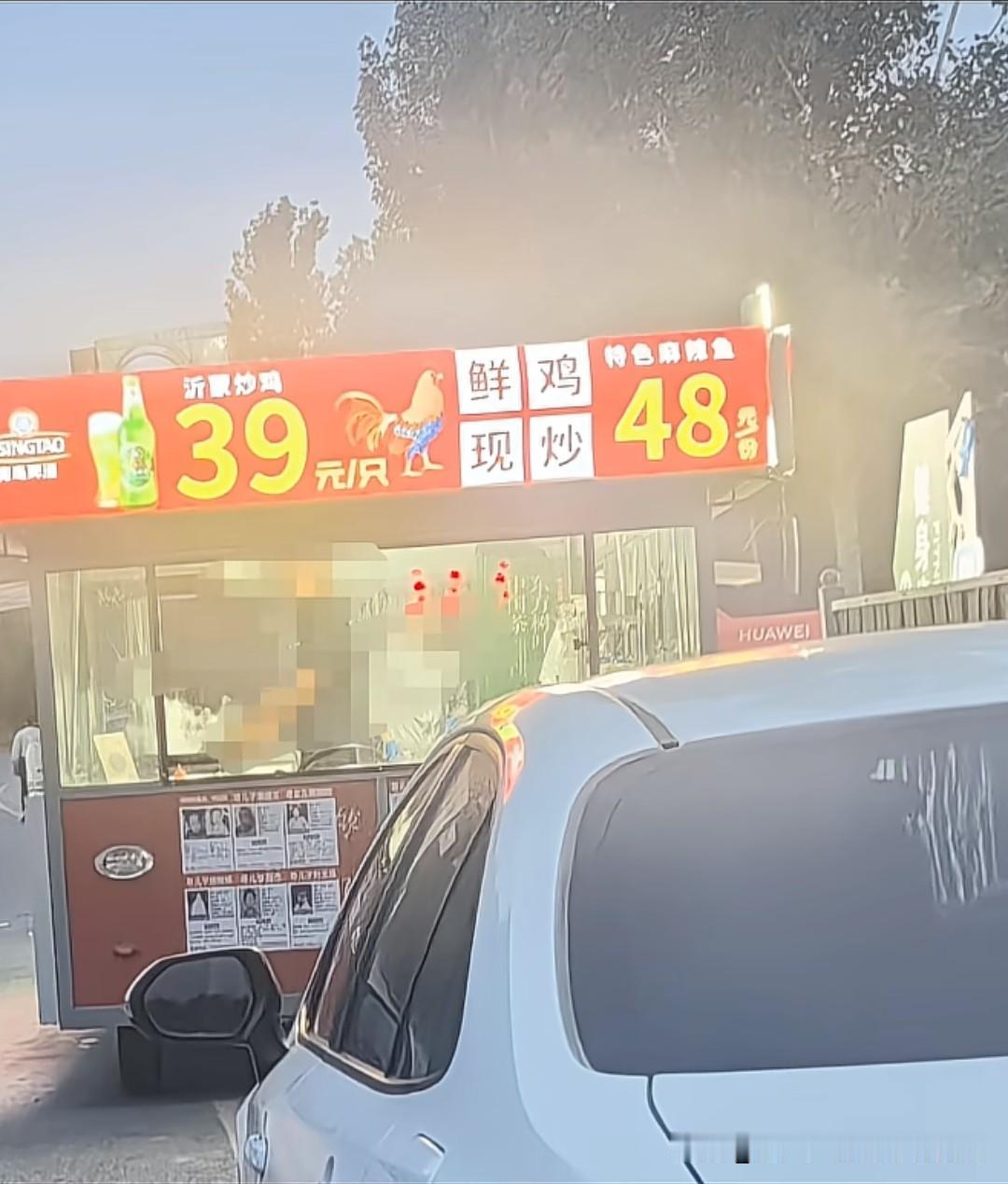 这是道什么菜，群蝇荟萃吗？这是把苍蝇当花椒用了吧！最近有网友爆料，蠡县地摊炒鸡吃