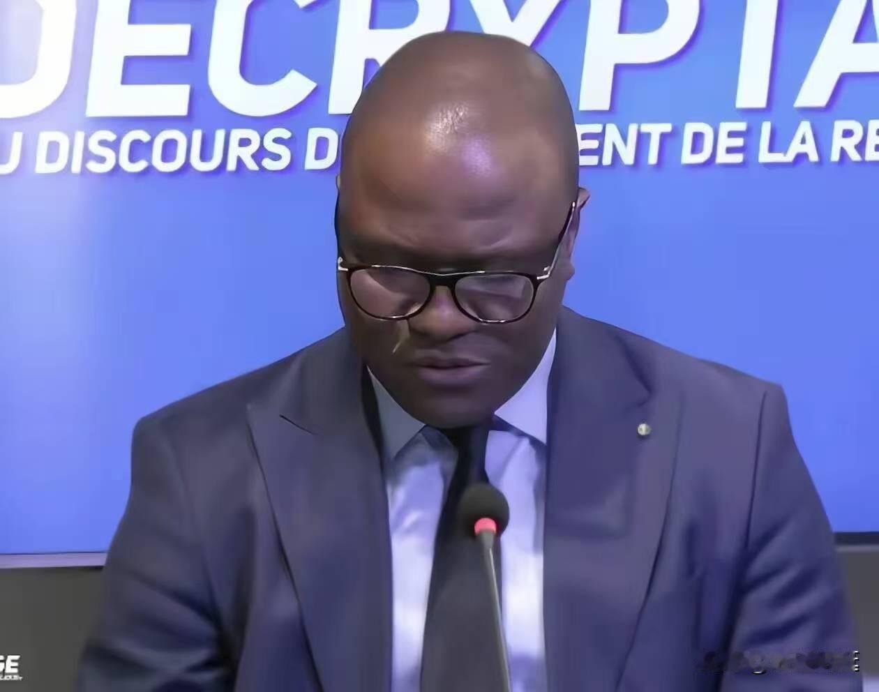 一撸到底，全部开除！
近期，非洲小国加蓬给全世界整了个大活，他们把国家足球队从上