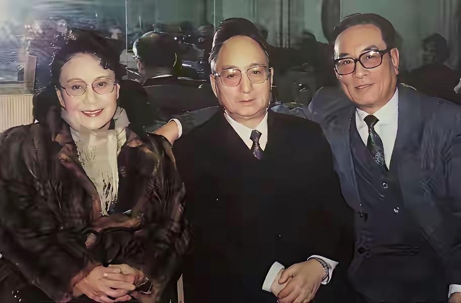早些年这三位表演艺术家的合影里可以看出，他们几个都是很有文艺范，有明星的气质，戴