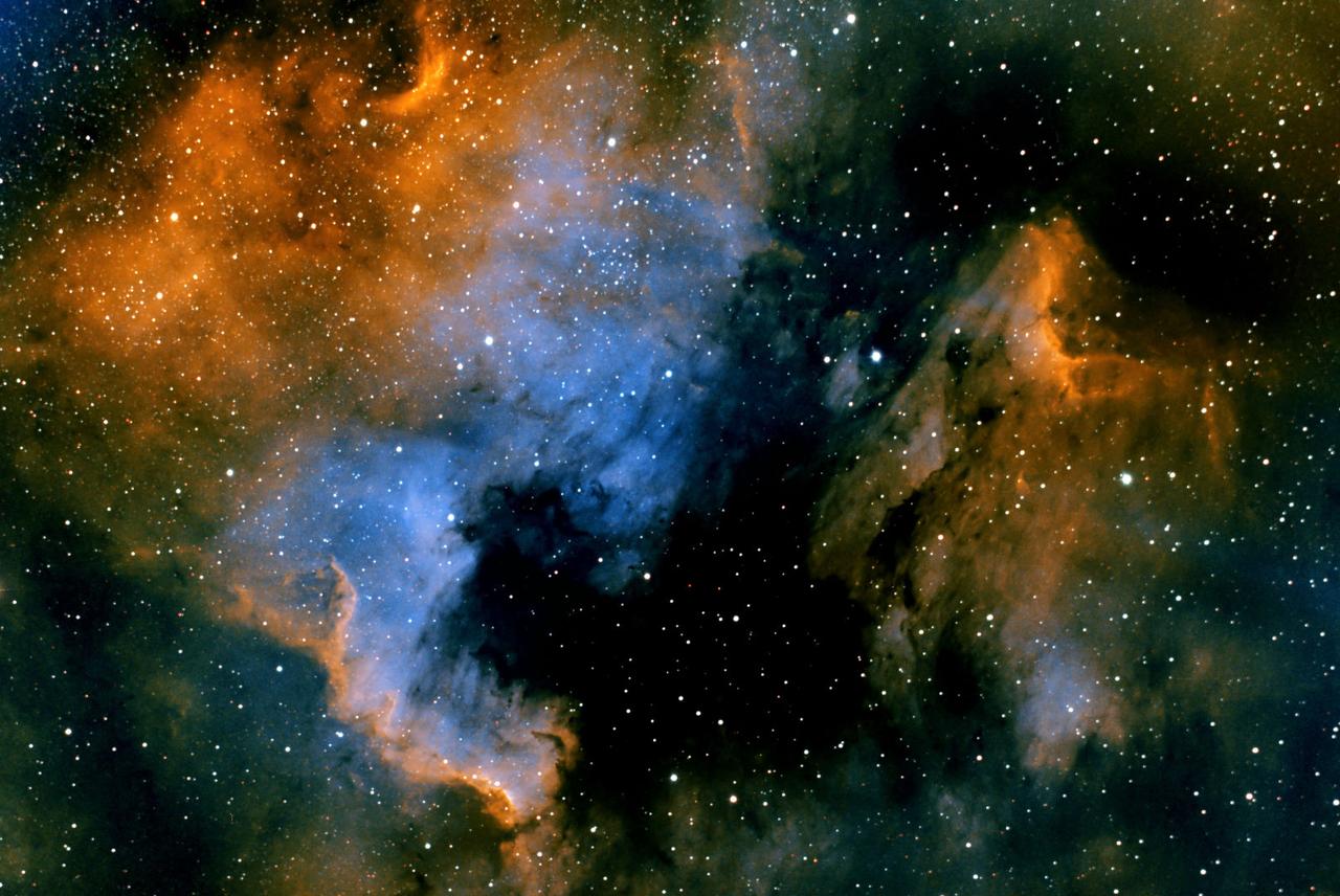 北美星云，也叫NGC 7000，是一个位于天鹅座的发射星云。

什么是发射星云呢