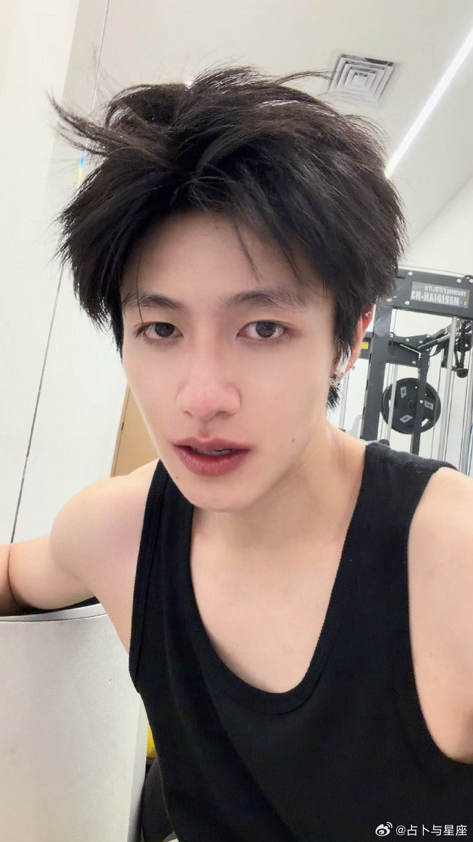 朱志鑫黑背鑫白背鑫朱志鑫露肤度拉满了 我勒个男菩萨啊 