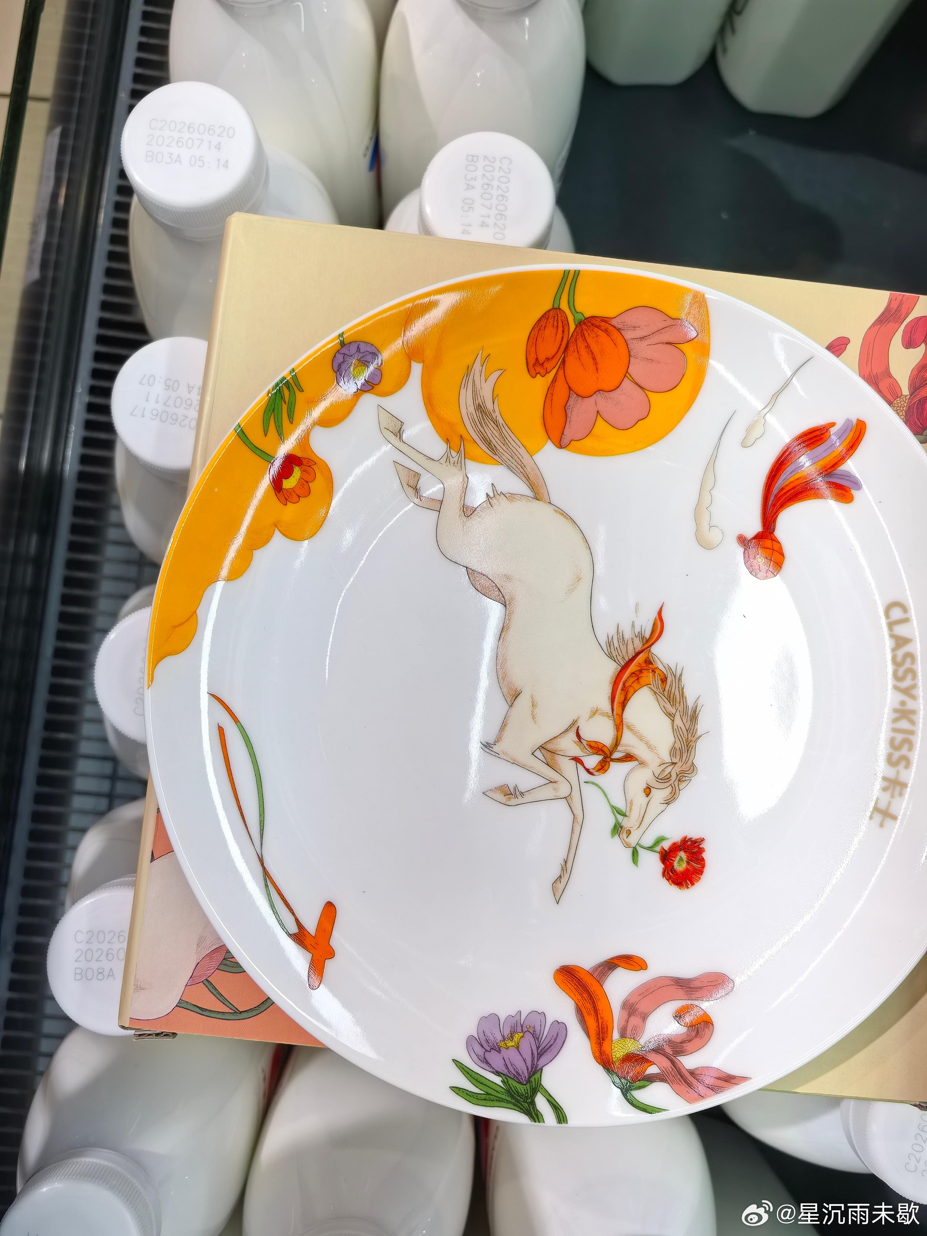 在超市买牛奶看见了一个好搞笑的赠品盘子