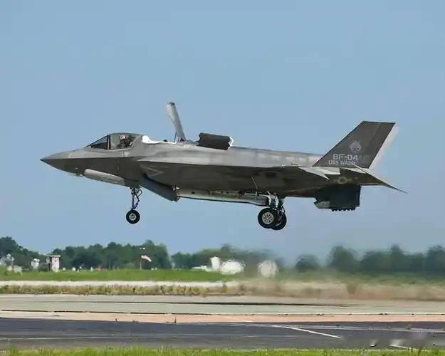 F35战斗机有三个型号，即空军常规起降型的F35A，海军航母弹射起飞拦阻降落型的