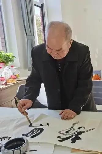 上联：老人运墨神情醉，
下联：[作揖][作揖][作揖]