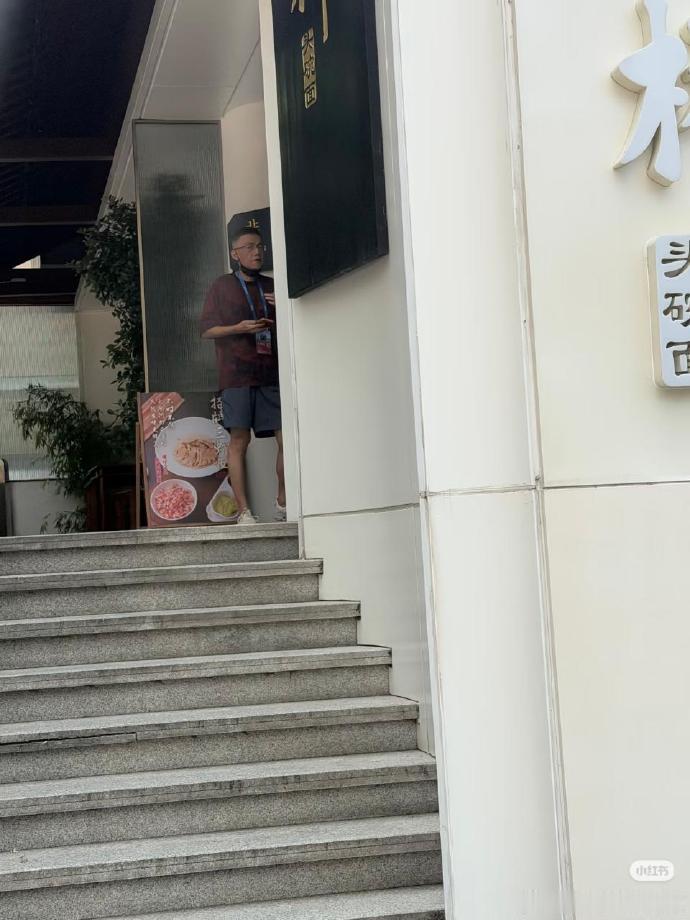 李飞抵达上海李飞在上海了李飞在上海了，一把子支持了！ 