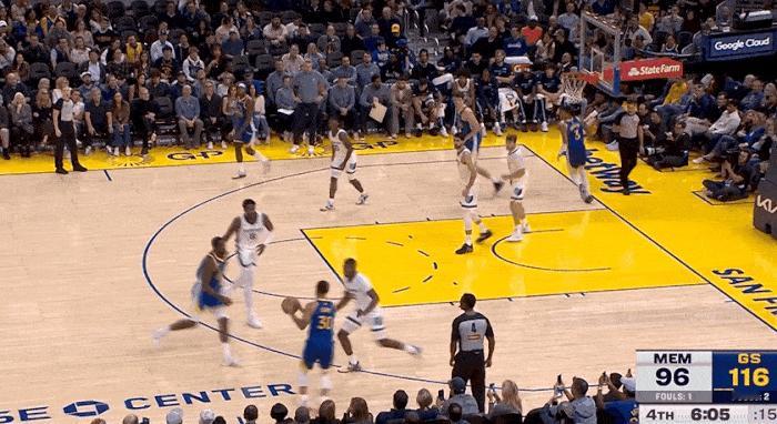 直升机！库明加起飞完成滑翔飞扣！
在今天NBA常规赛勇士对阵灰熊的第四节比赛中，