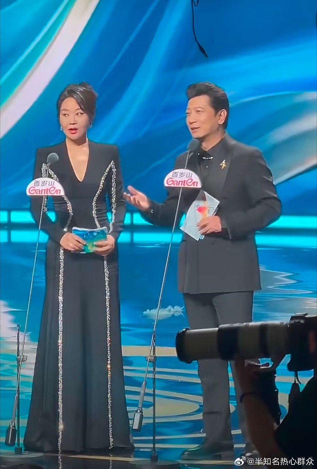 闫妮演我听到八卦的表情闫妮眼珠子要忙不过来了笑死我了闫妮，这个反应是不是能变相说