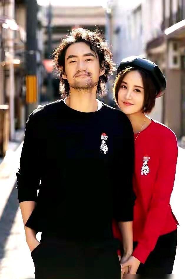 当年全网劝袁弘别娶张歆艺，这事儿还记得吧？

他俩偏不听。袁弘直接在德国古堡办婚