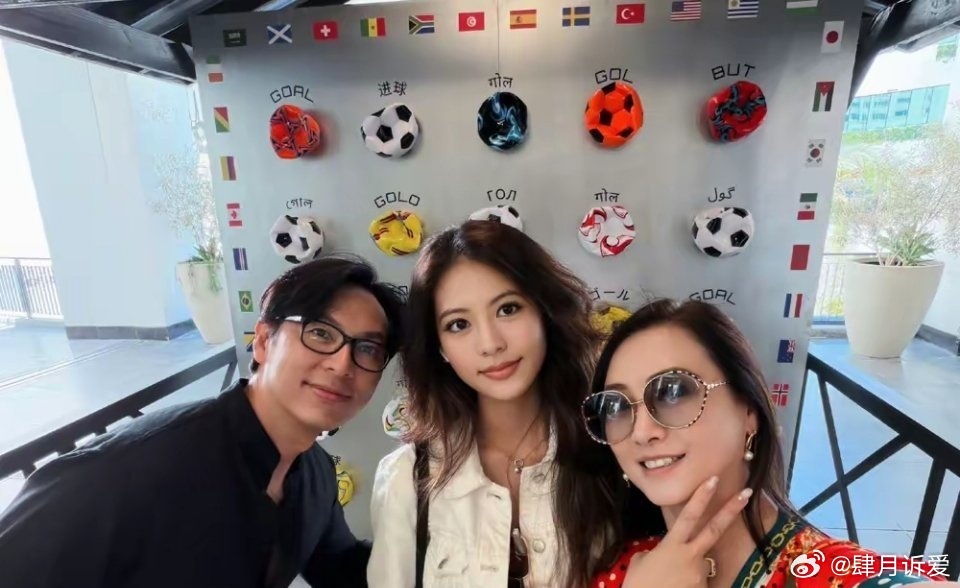 我说句不中听的，别急着给翁虹女儿封“星二代颜值天花板”。 一家三口在洛杉矶墙前合