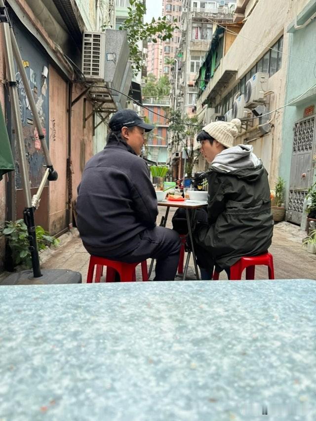 陈奕迅低调现身茶餐厅！粉丝幸运捕获歌神合影
近日，音乐天王陈奕迅（Eason）再