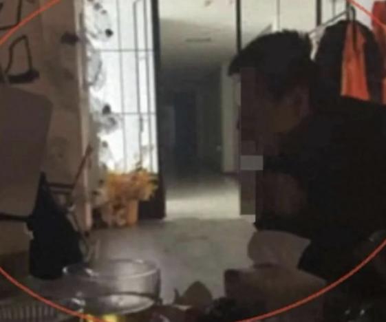 河南洛阳，男子深夜去酒吧喝酒，让美女店员作陪。男子越喝越兴奋，据称还把脸往人家身