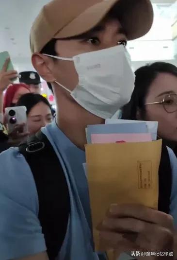 曹俊抵达重庆，粉丝们太疯狂了，现场十分混乱，有人开始推人，实在是太可怕了，这样多