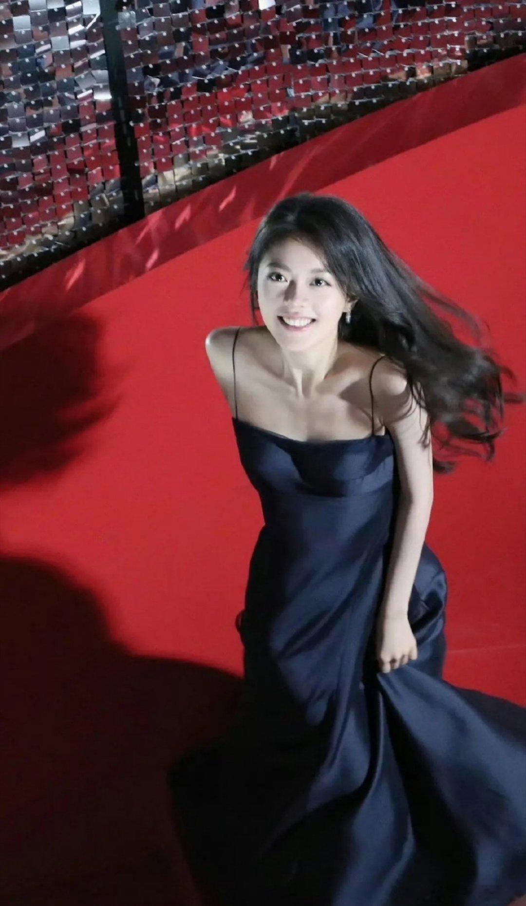 赵今麦这种黑色的吊带裙，对于她这个年龄来说是不是太成熟了呢？[开摆][开摆][开