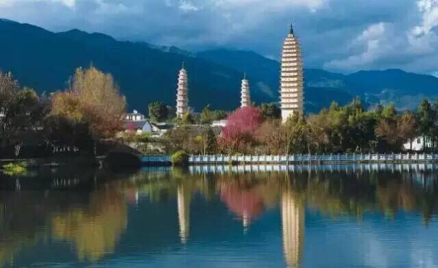 三月骑行环游洱海，约吗？        有一座风花雪月之城，有山有水灯红酒绿艳丽