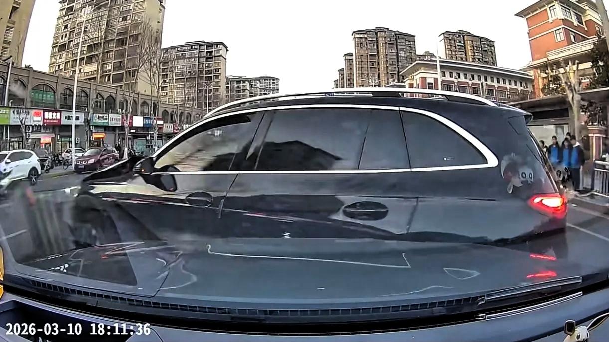 “太解气了！”江西省九江市，一车主曝光自己在九江职业大学濂溪校区与一奔驰车发生碰