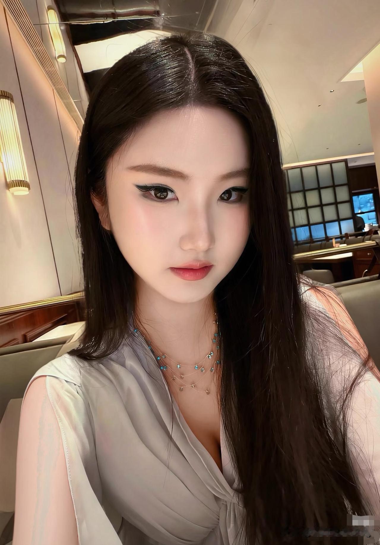 优雅气质，精致妆容，时尚穿搭，尽显魅力！💄👗✨央视抵制世界杯高价转播权是否正