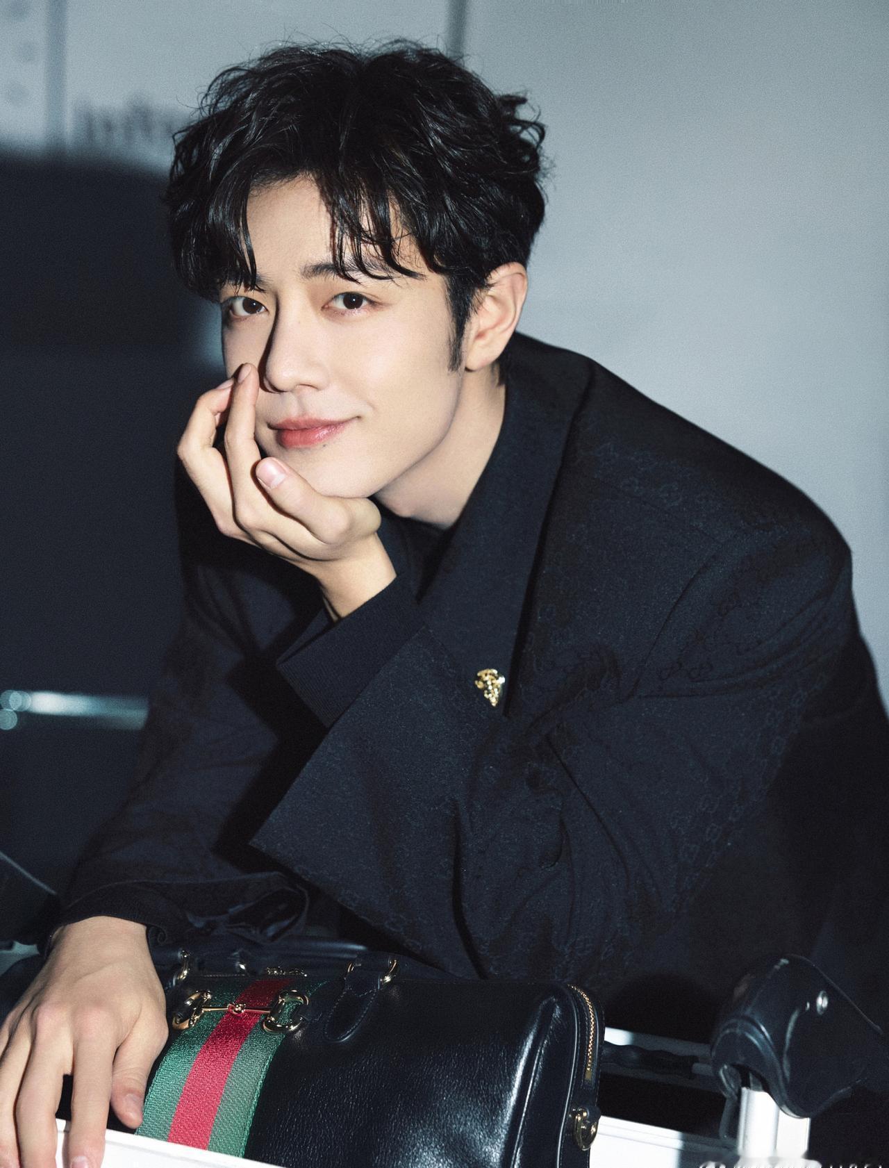 肖战肖战肖战的鼻间痣好像小狐狸肖战米兰时装周米兰时装周 
首先，别这样看着我笑