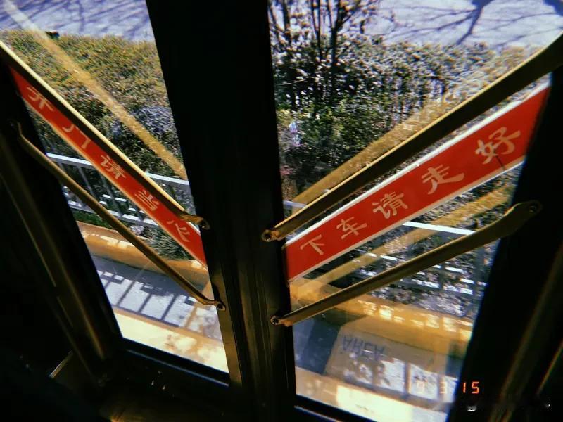 关于“好事不出门”的下联，常见的是“坏事传千里”，这对仗工整，“好事”对“坏事”