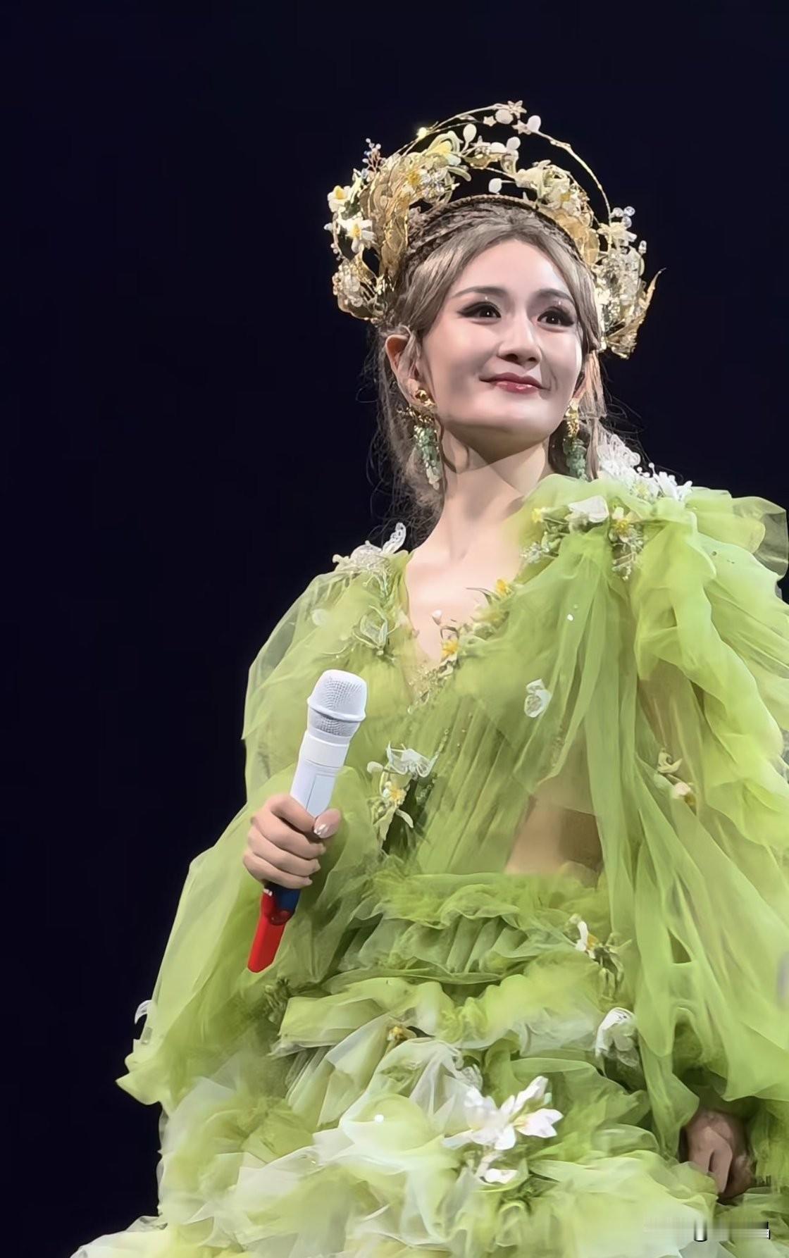 我觉得谢娜应该从小到大很幸福吧！因为每次听她比较长的发言，内容都是“我如何如何？