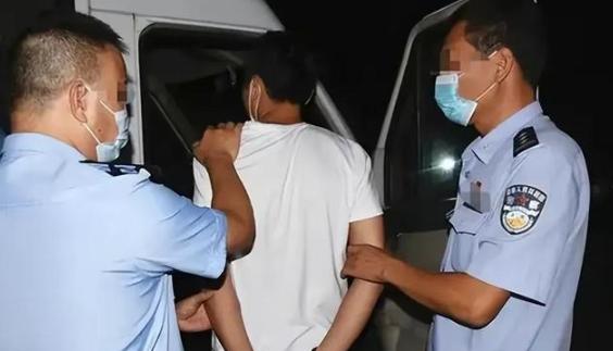 “现实版窦娥冤！”云南，一警校生去ATM机取钱时，发现卡内多了100多万！他壮着