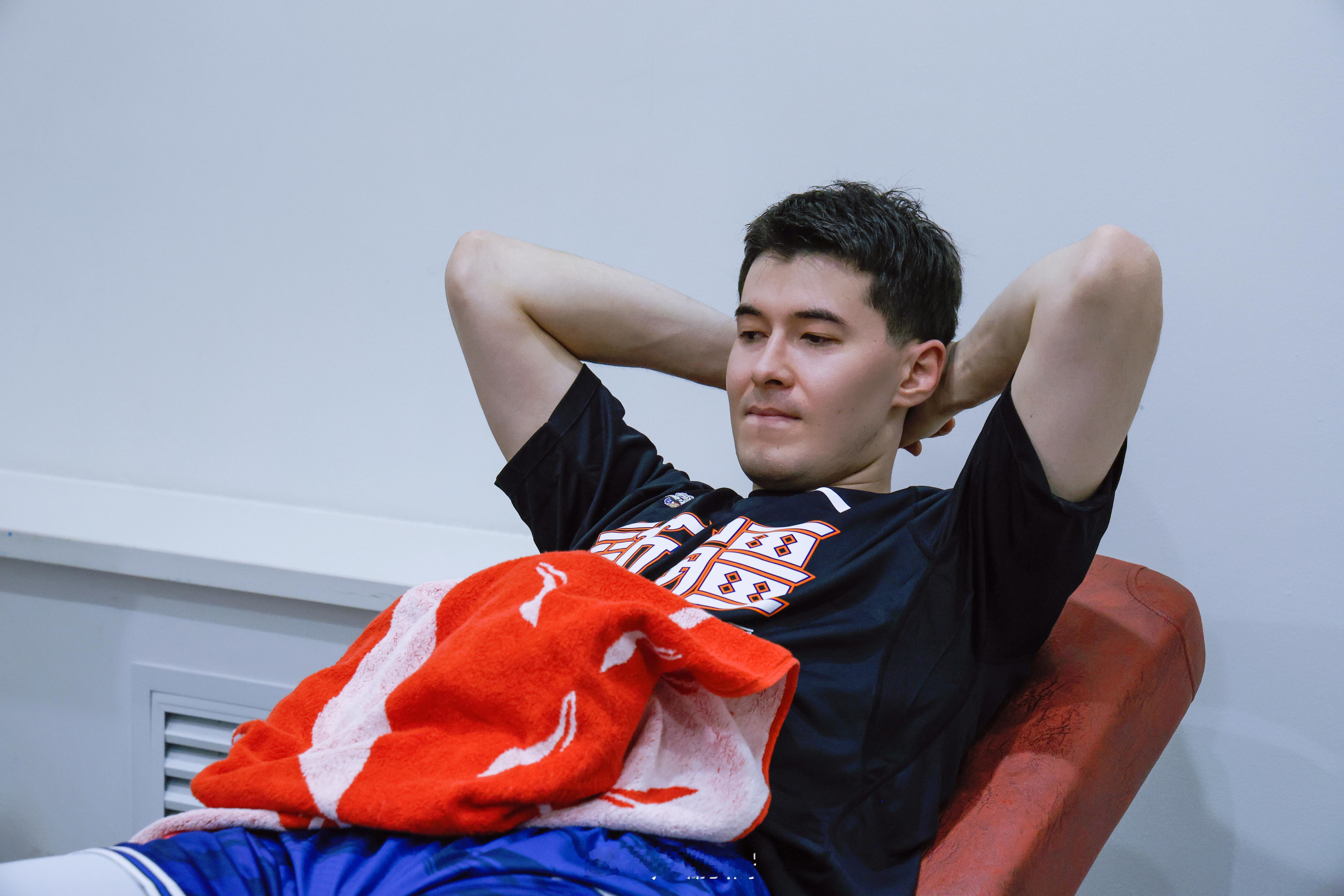 赛中因伤退场的沙拉木，在和队医沟通完腿伤情况后，立刻关心上场的局势，“现在场上几