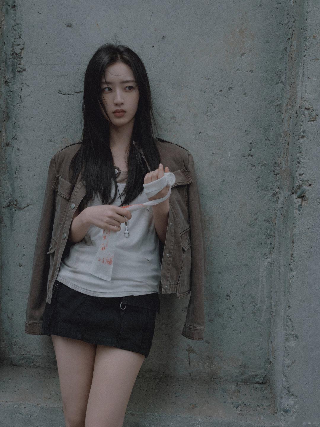 邓恩熙铁轨废土风随拍  邓恩熙铁轨废土风随拍来啦 好酷的妹宝，期待今晚《方圆八百