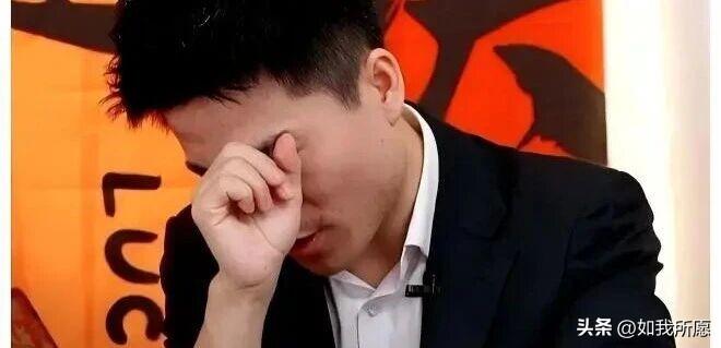 刷到董宇辉那个片段，
我直接绷不住了。
他不是在直播，他是在替所有“打碎了牙往肚