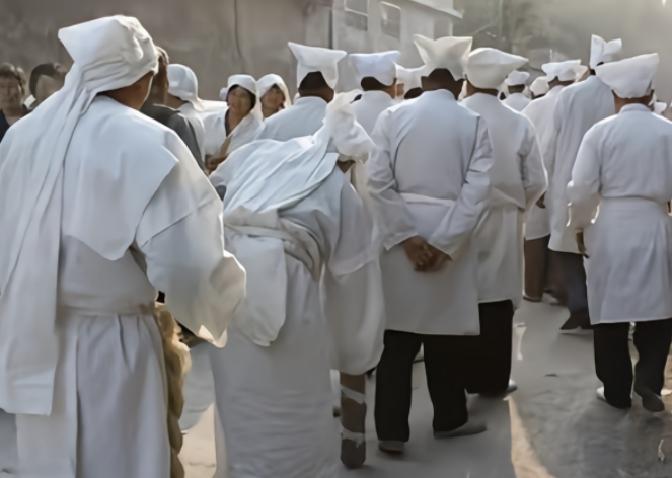 80后独生子女开始给父母办后事，发现传统大操大办根本扛不住。
一线城市墓地一平米