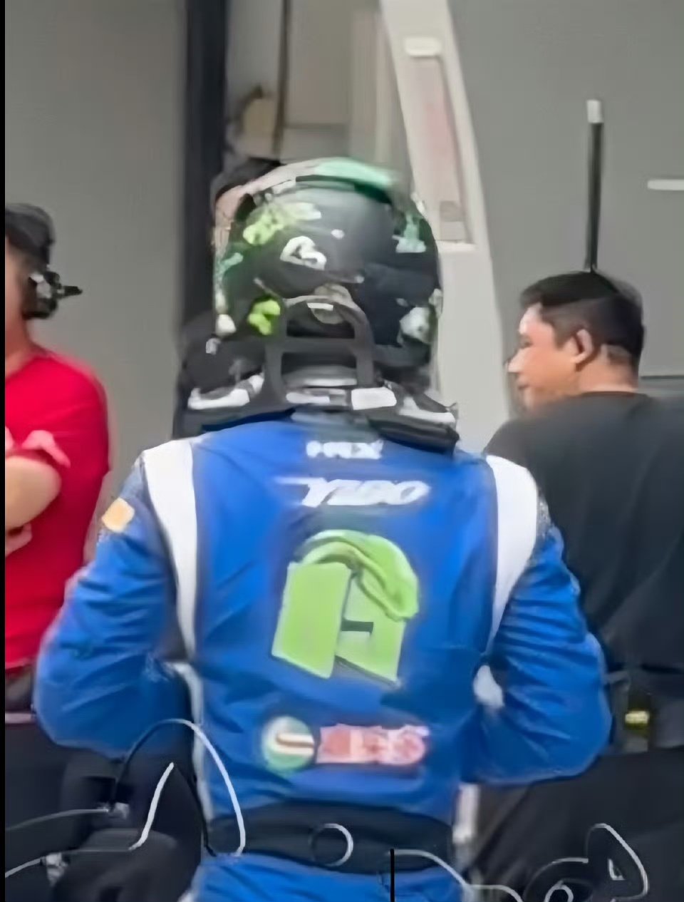 王一博换赛车服了王一博赛车服广告位🈶王一博赛车服广告位 ​​​