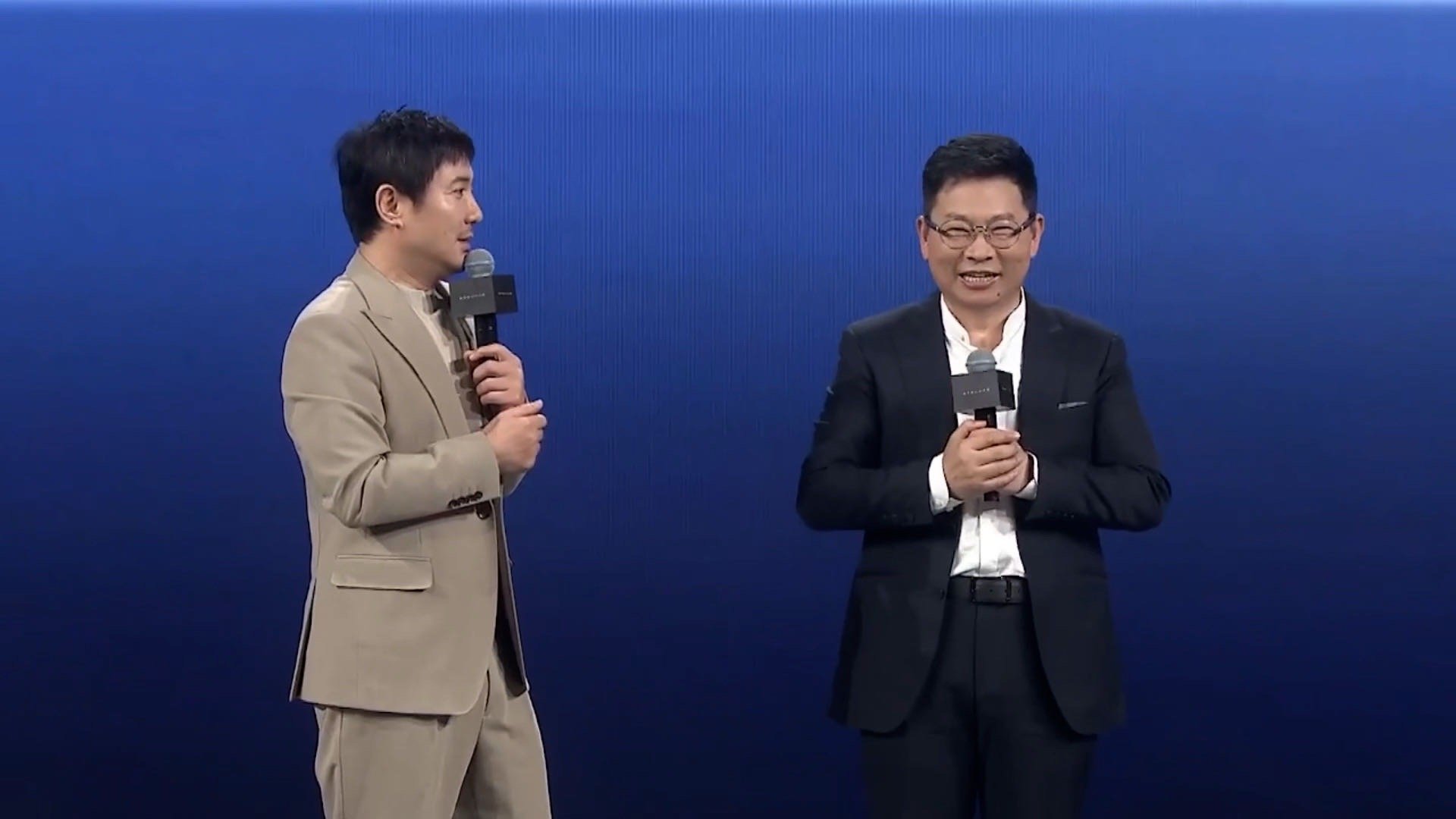 沈腾余承东一个敢问一个敢答谁懂沈腾余承东同框的含金量 这是什么跨界名场面！沈腾抛