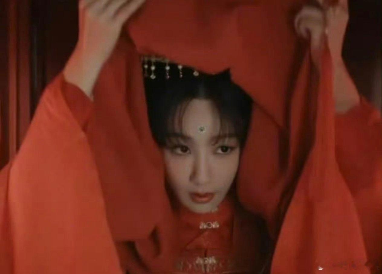 网友说杨紫戏里状态好 戏外很普通迪丽热巴戏外状态好 戏里不行 