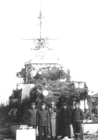 解放战争时期，丁甘如(左一)、段苏权(左二)、朱军(左三)等接收人员在重庆号巡洋