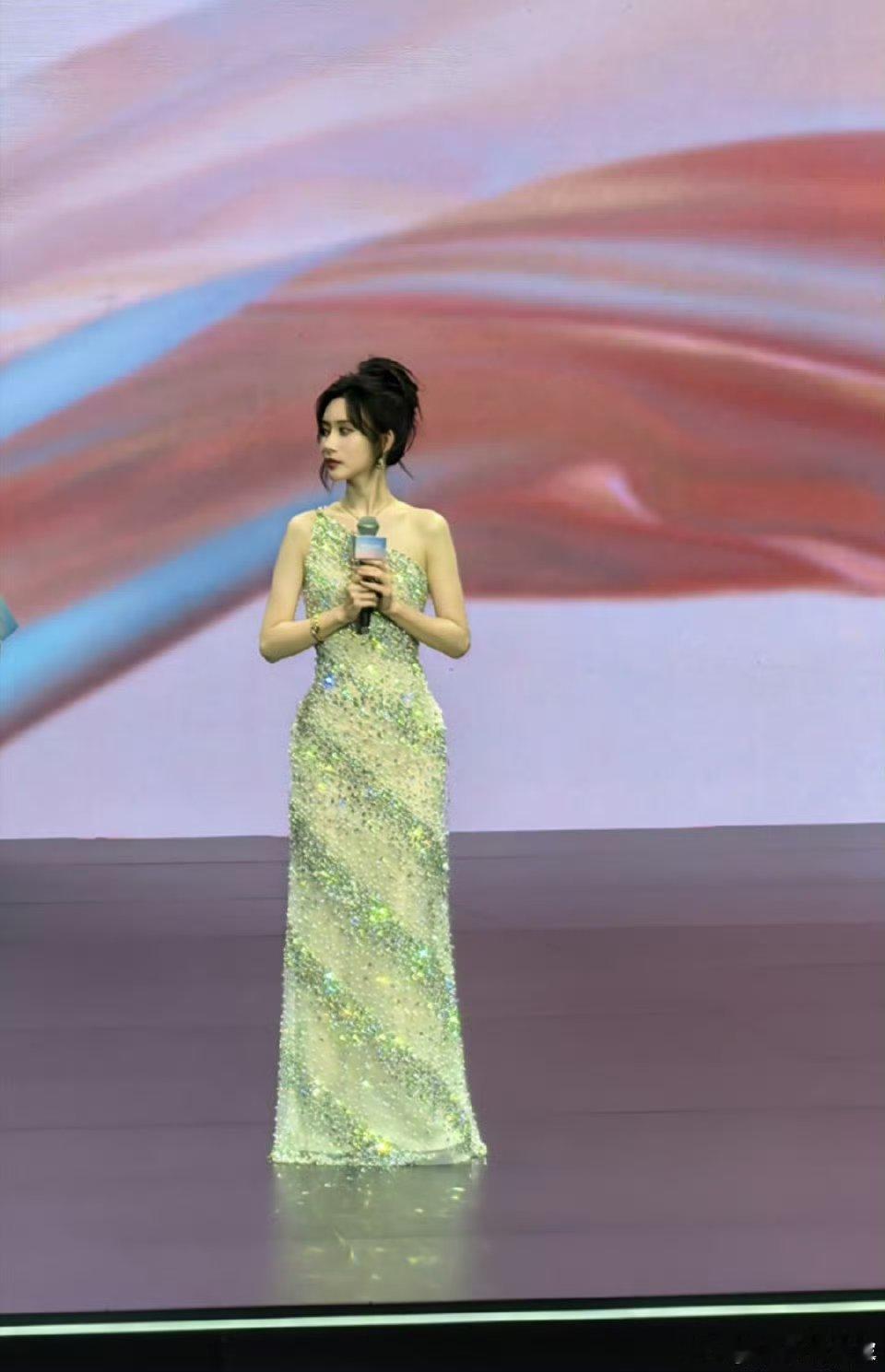孟子义活动造型生图🈶，增肥十斤上镜也这么瘦啊 女明星太卷太自律了 ​​​