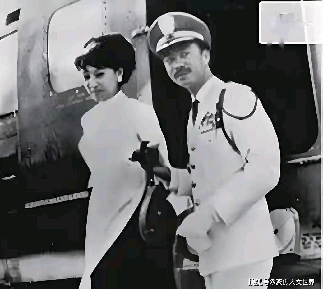 这是当年飞扬跋扈的南越总理阮高祺与妻子滕雪梅逃亡美国后在大街上散步。此时，阮高祺