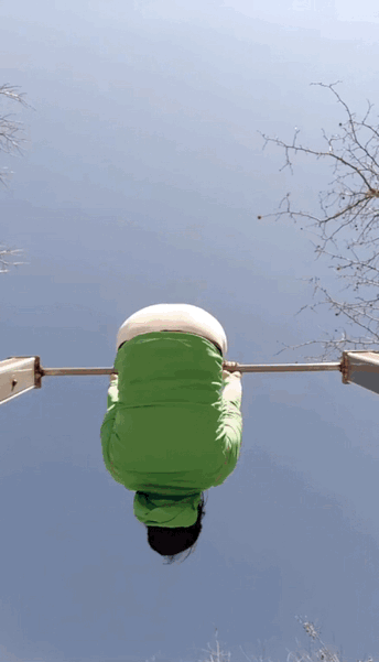 图一：别人的极限单杠，总怕她摔下来。
图二：小姐姐是懂得楼梯的，知道下去以后还要