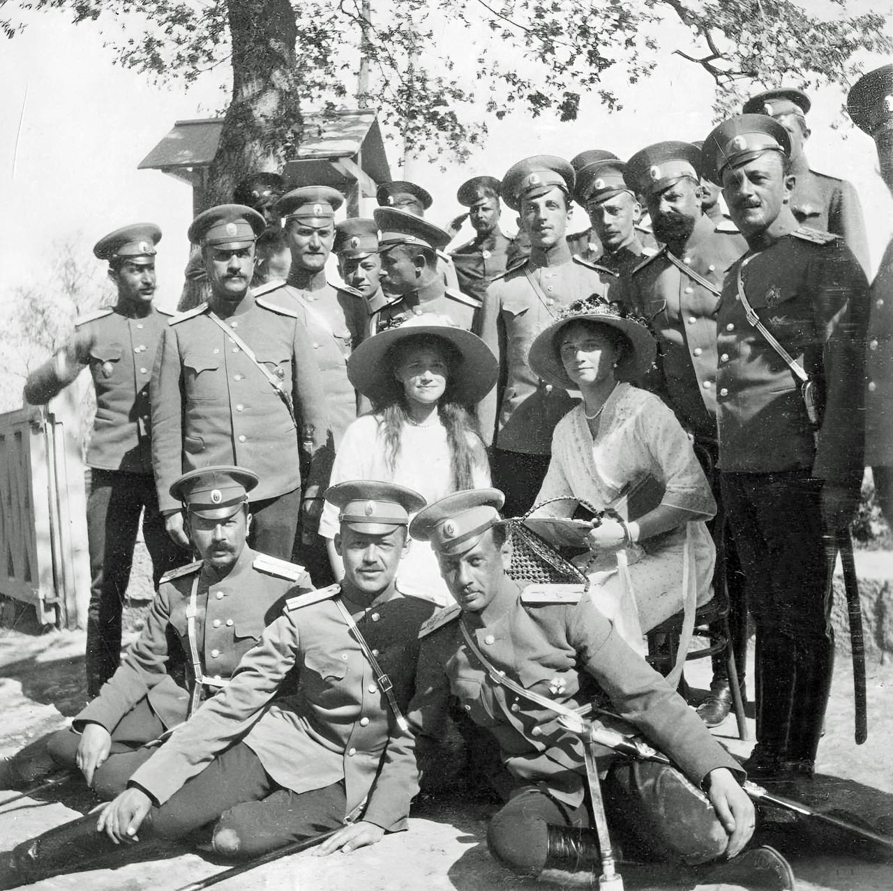 沙皇尼古拉二世一家真实历史留影！

作为末代沙皇的尼古拉二世全家于1918年7月