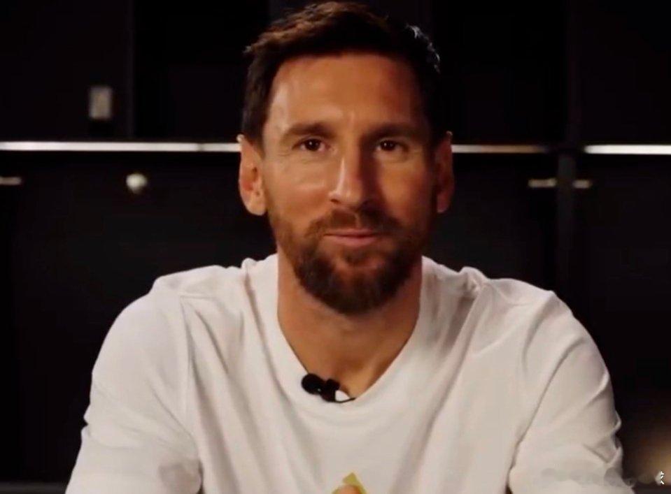 近日梅西参加了《433》节目的快问快答，在问答中梅西回答了世界杯、金球奖和未来打