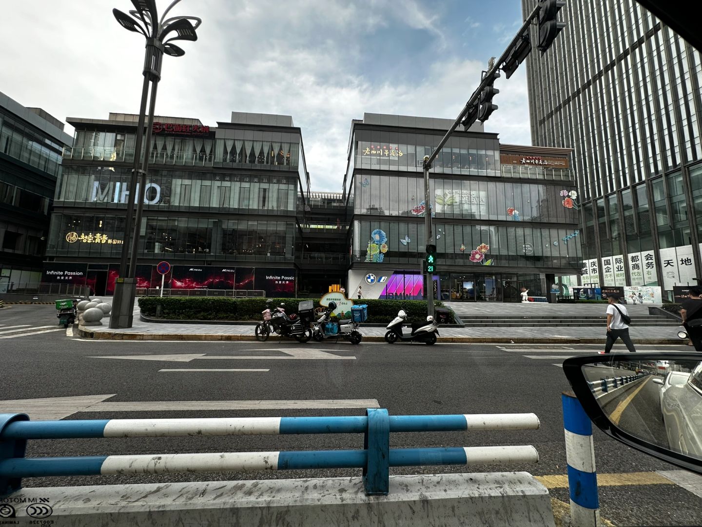 蔚来在一些销量弱势的城市，这个短板正在慢慢补起来~
	
以重庆为例，上半年1-6...