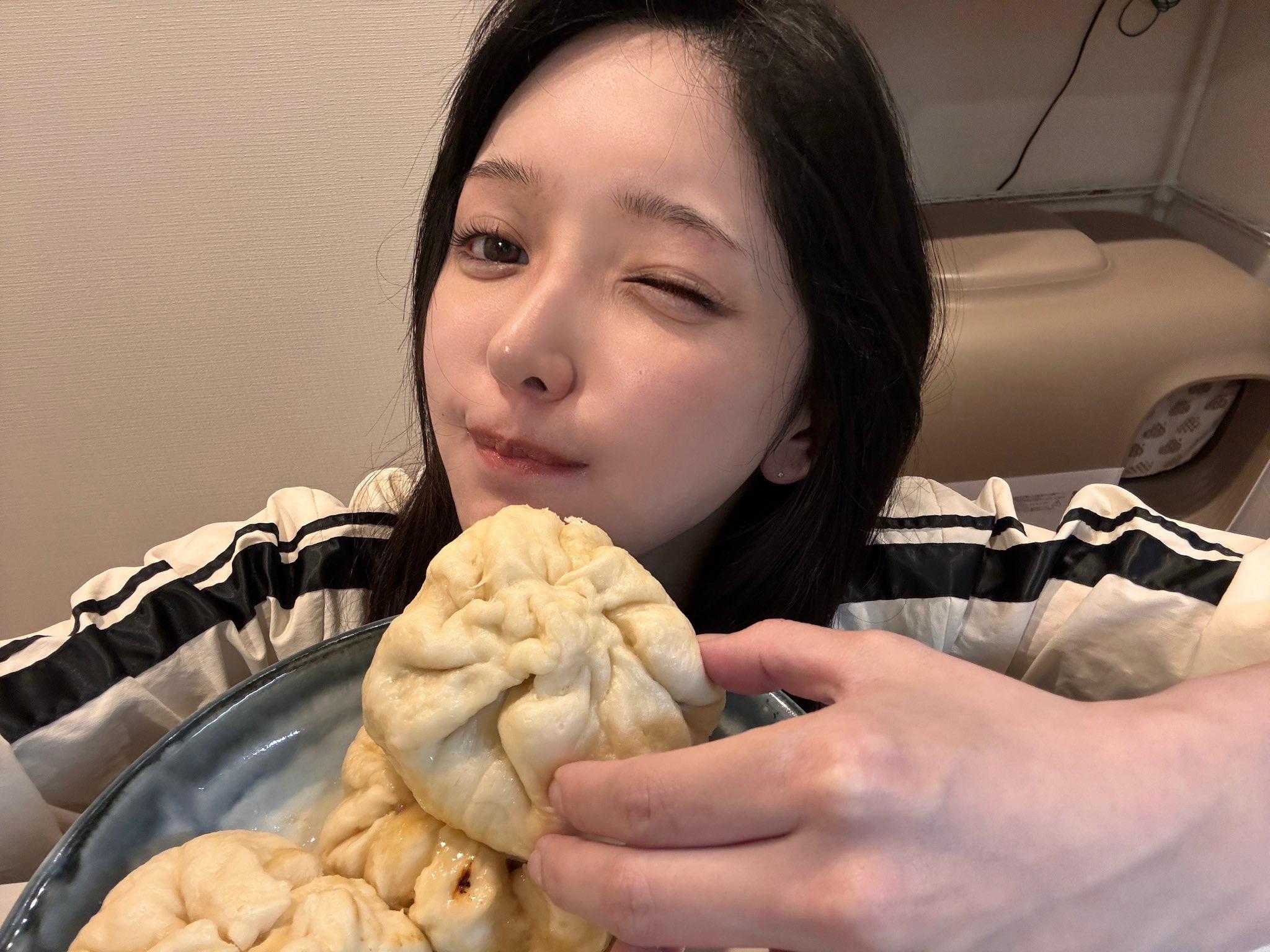 ( ^ω^ )人生第一次做肉包，结果烤焦啦！！但意外地好吃！！(   ߹ㅁ߹)