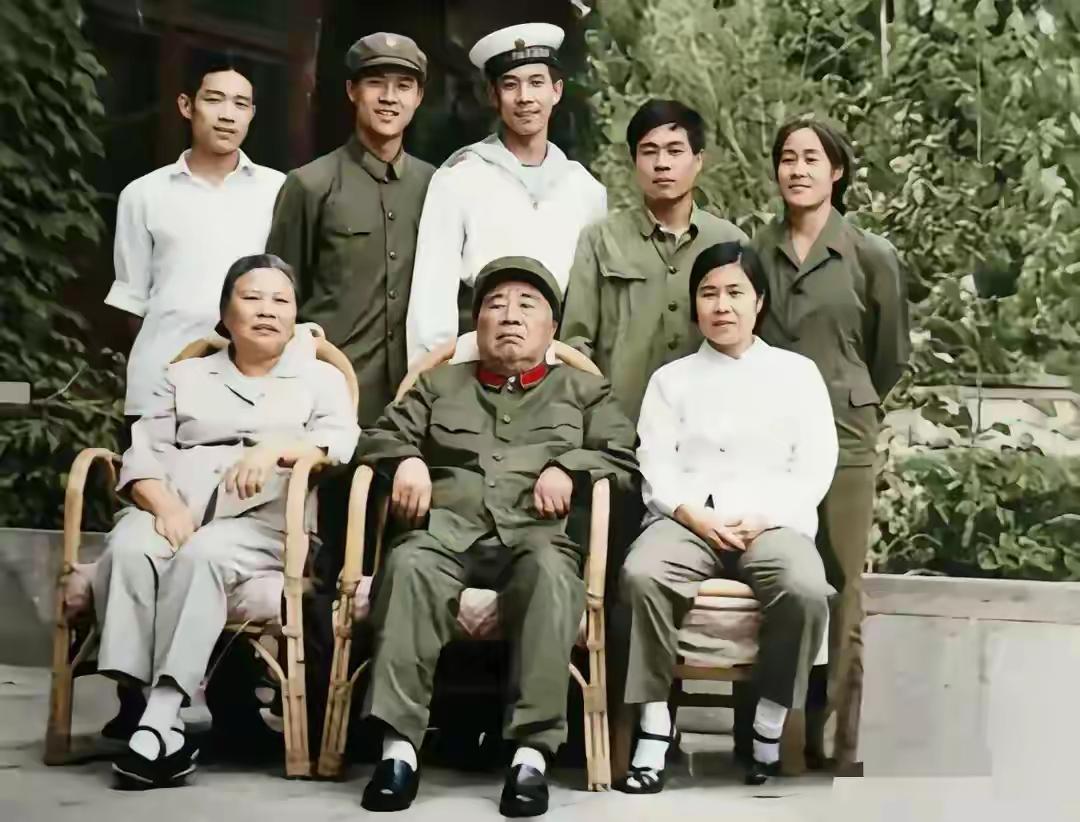 现在的年轻人有认识这一家合影是谁吗，仔细看老一辈都能认出
老照片