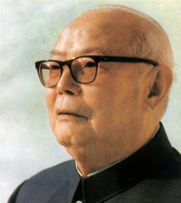 1976年9月底的一天半夜，叶剑英刚在西山落脚，电话铃响，秘书一接听，里面只有五