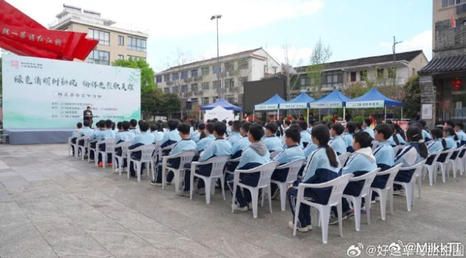 台州学子清明祭英烈传承红色温情 清明寄哀思，三门亭旁学子缅怀先烈，民俗体验与文明
