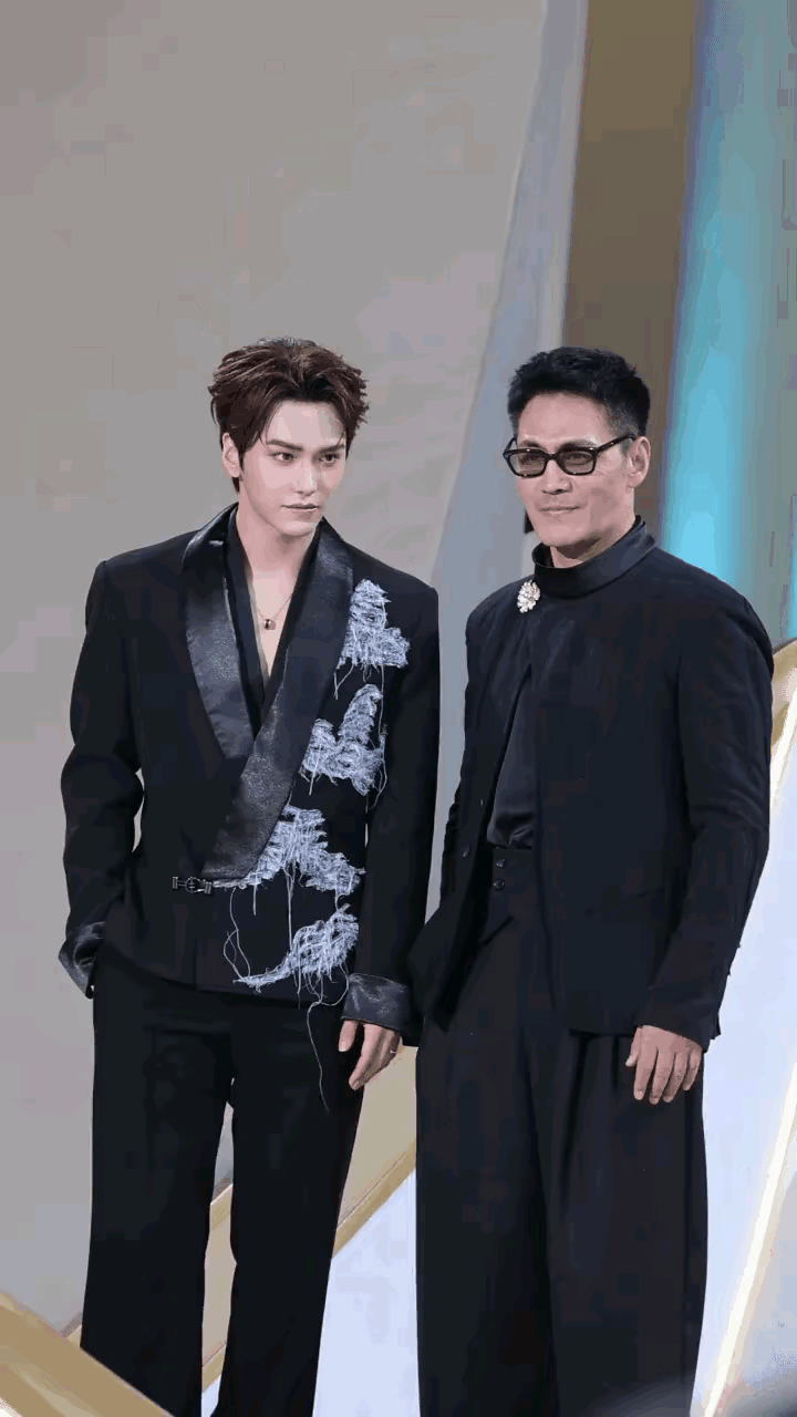 其实邵兵的儿子邵子恒确实是长得帅气，超过了邵兵年轻时的颜值，但是不知道是什么原因