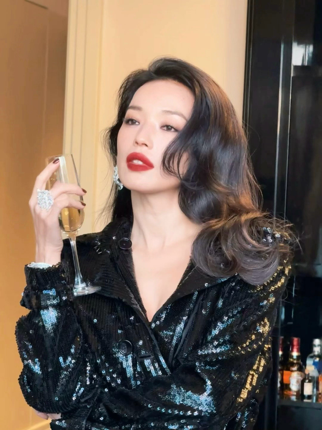 舒淇当真不愧是永远的气质之神，每一次她参与活动，都宛如电影人物穿越次元壁降临现实