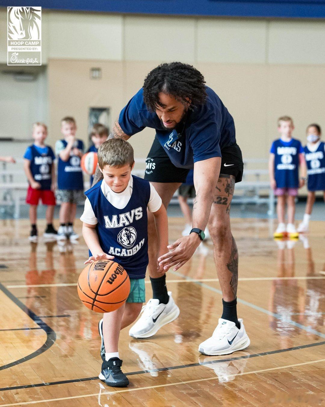 MFFL 莱夫利参加我牛儿童夏令营。MFFL独行侠交易得到里萨谢NBA夏季联赛