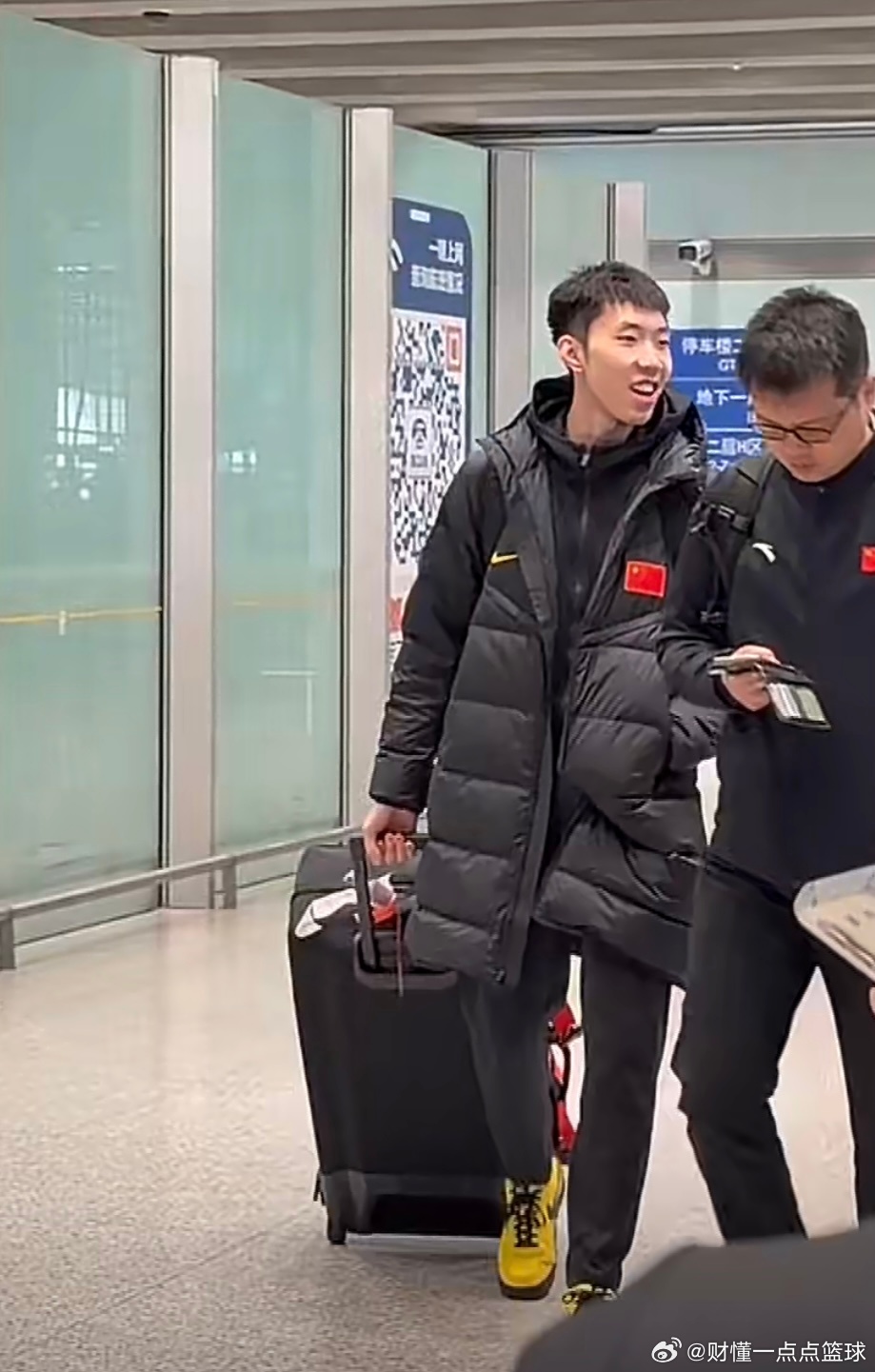 凯旋！中国男篮抵达北京，世预赛两连胜稳住出线主动权中国男篮众将士已顺利抵达北京，